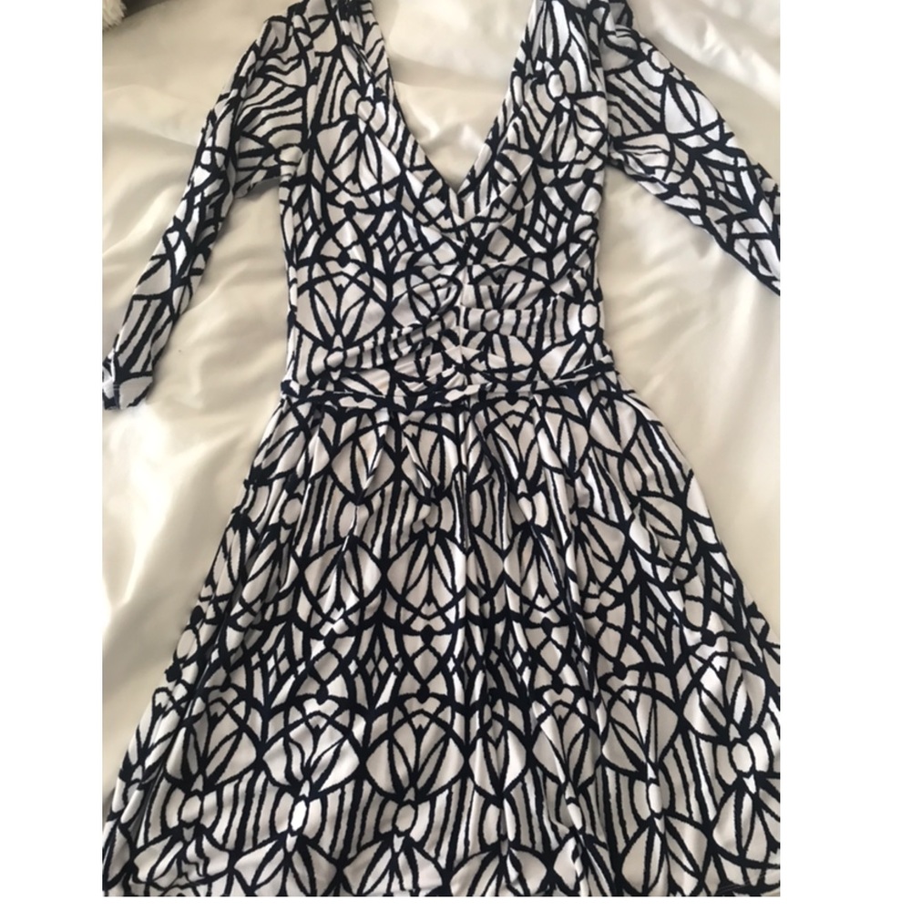 Tart summer dress. White and navy pattern
